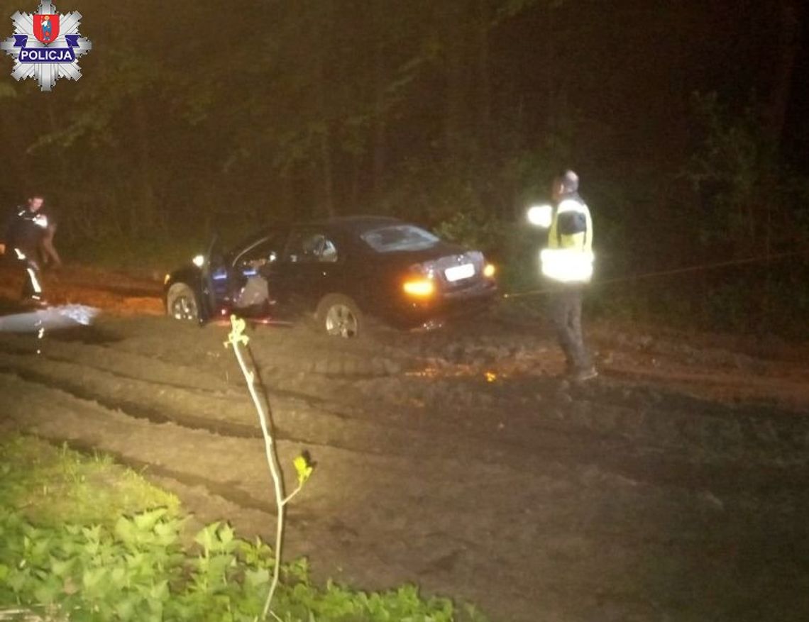 Rodzina z Francji jechała według nawigacji, żeby ominąć wypadek. Ich mercedes ugrzązł na leśnej drodze