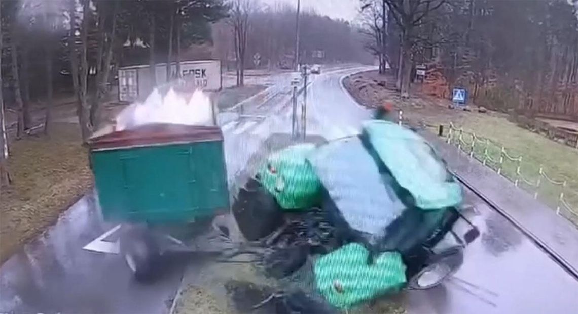 Rolnik pod wpływem wpadł w poślizg traktorem i przewrócił go przed rondem