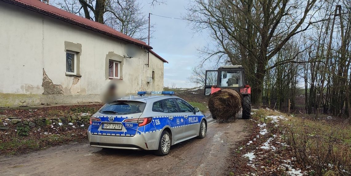 Rolnik w środku dnia jechał kompletnie pijany. Policjanci zatrzymali mu prawko i traktor Rolnik w środku dnia jechał kompletnie pijany. Policjanci zatrzymali mu prawko i traktor