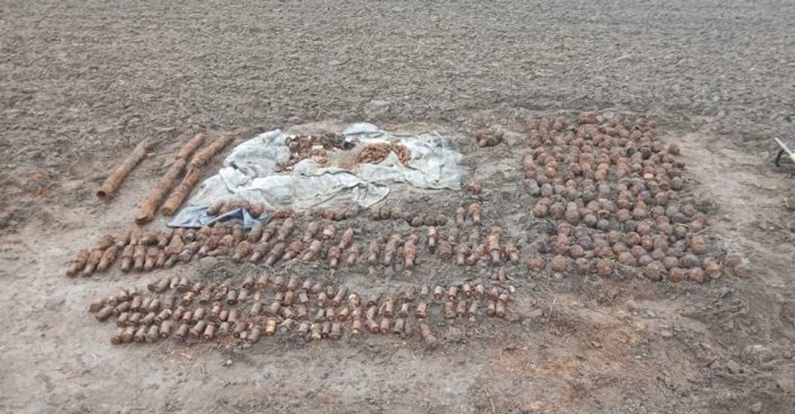 Rolnik znalazł w ziemi prawdziwy arsenał. Saperzy zabezpieczyli 710 niebezpiecznych przedmiotów Rolnik znalazł w ziemi prawdziwy arsenał. Saperzy zabezpieczyli 710 niebezpiecznych przedmiotów