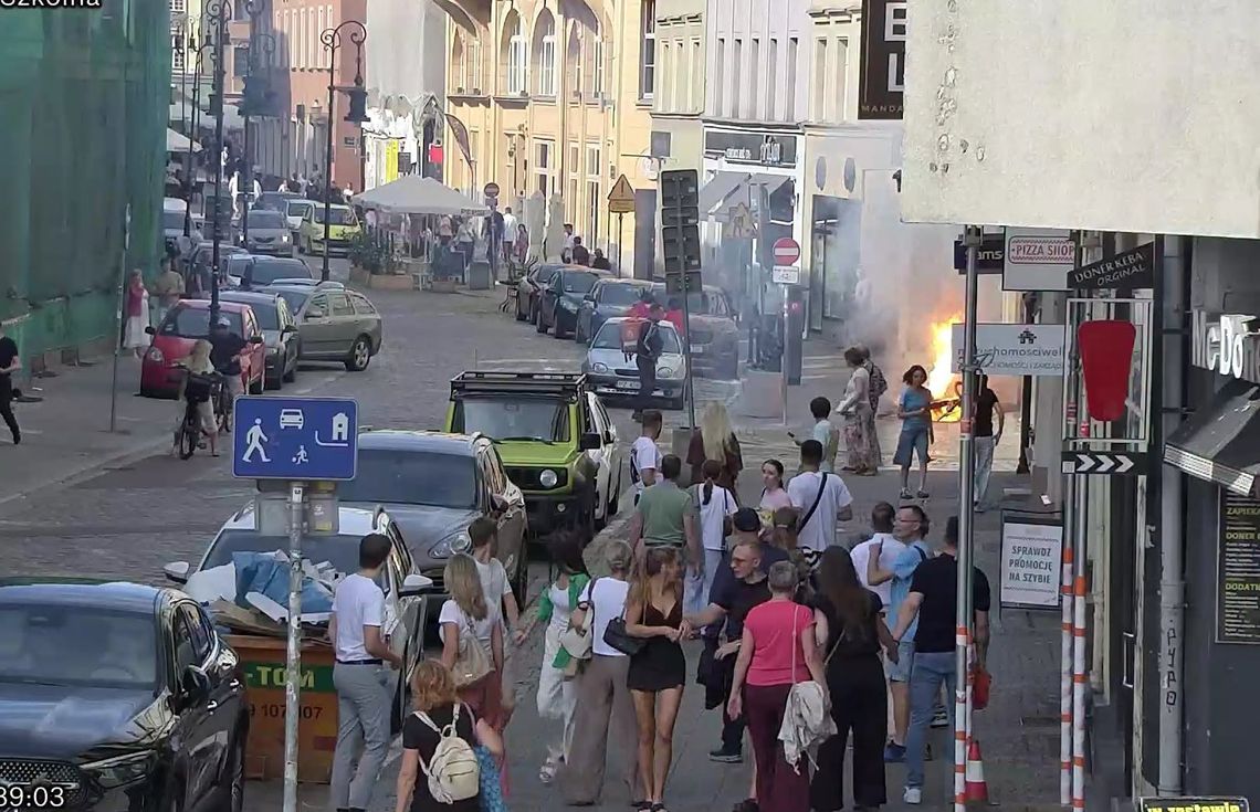 Rower elektryczny zapalił się w czasie jazdy. Groźny pożar w centrum miasta Rower elektryczny zapalił się w czasie jazdy. Groźny pożar w centrum miasta
