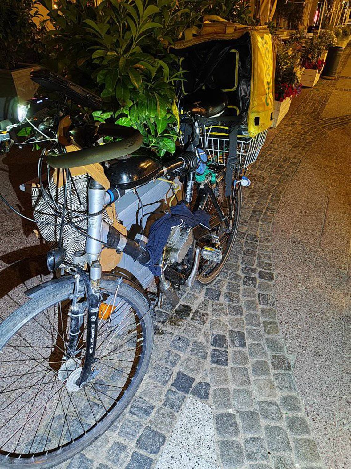 Rower miał wmontowany silnik spalinowy i znicz jako lampkę. Mężczyzna dostarczał nim jedzenie