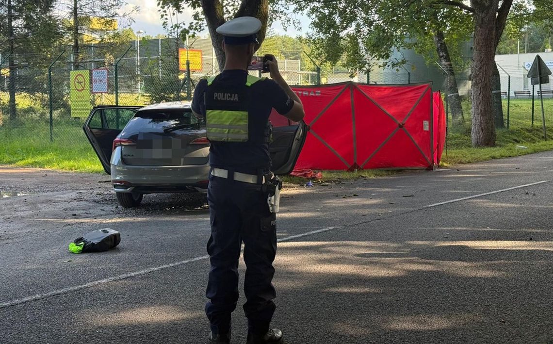 Rowerzysta nagle wjechał przed maskę osobówki. Doszło do wypadku ze skutkiem śmiertelnym
