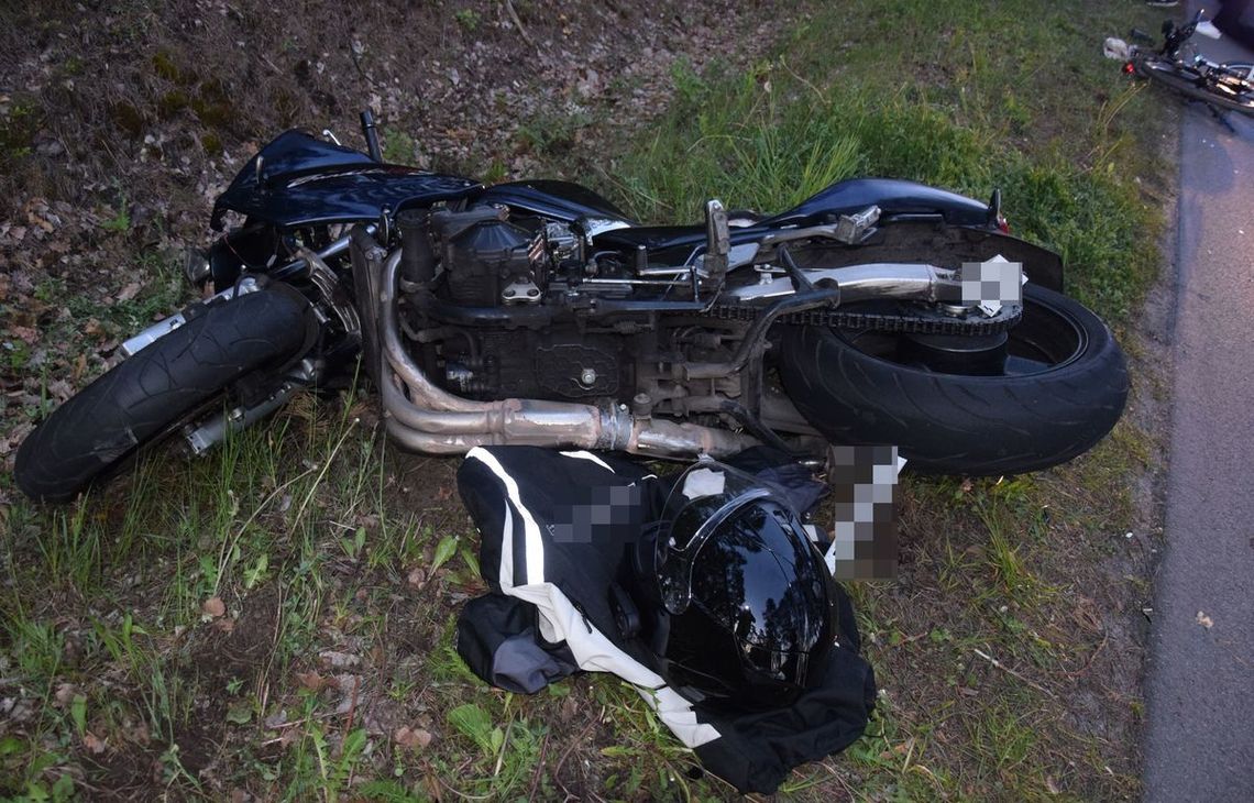 Rowerzysta poważnie ranny po zderzeniu z suzuki. Próbował zawrócić i nie zauważył motocykla