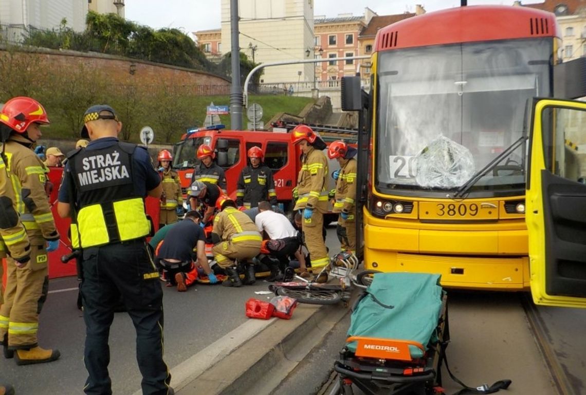 Rowerzysta wjechał na zebrę pod koła jadącego tramwaju. Skończyło się bardzo groźnym wypadkiem