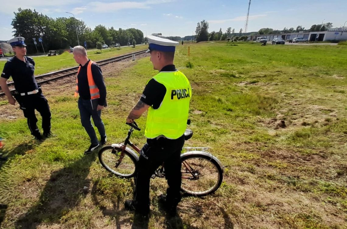 Rowerzysta wymusił pierwszeństwo na przejeździe kolejowym i zderzył się z szynobusem. Miał mnóstwo szczęścia