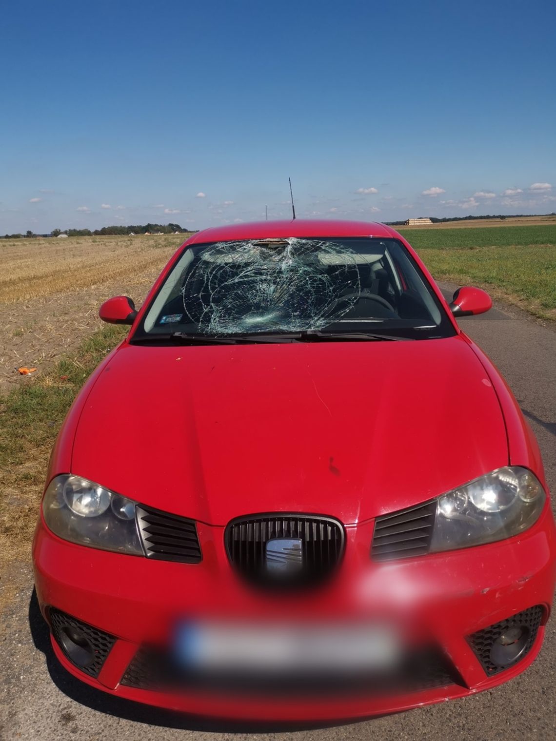 Rowerzysta zapatrzył się w telefon i wjechał przed samochód. Z obrażeniami ciała trafił do szpitala