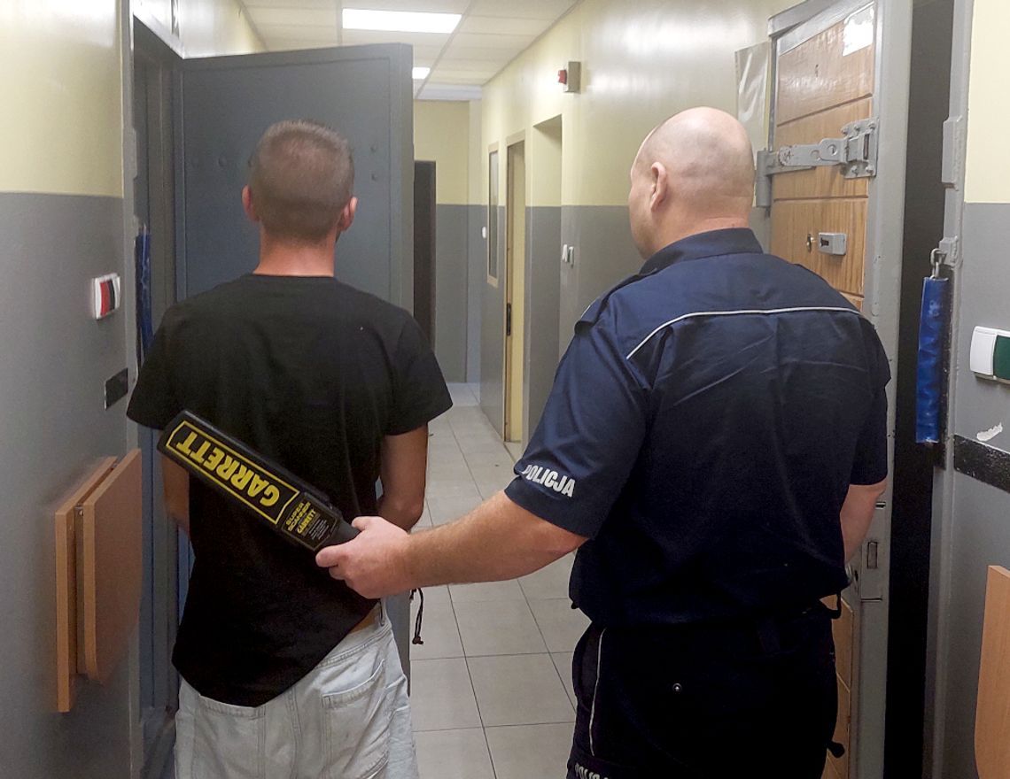 Rowerzysta zobaczył policjantów i nerwowo odrzucił podejrzany woreczek. W środku był "kryształ" Rowerzysta zobaczył policjantów i nerwowo odrzucił podejrzany woreczek. W środku był "kryształ"