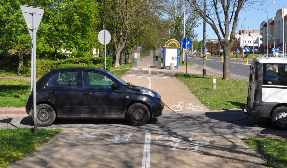 Rowerzystka nie zauważyła liny holowniczej pomiędzy autami. Doszło do wypadku