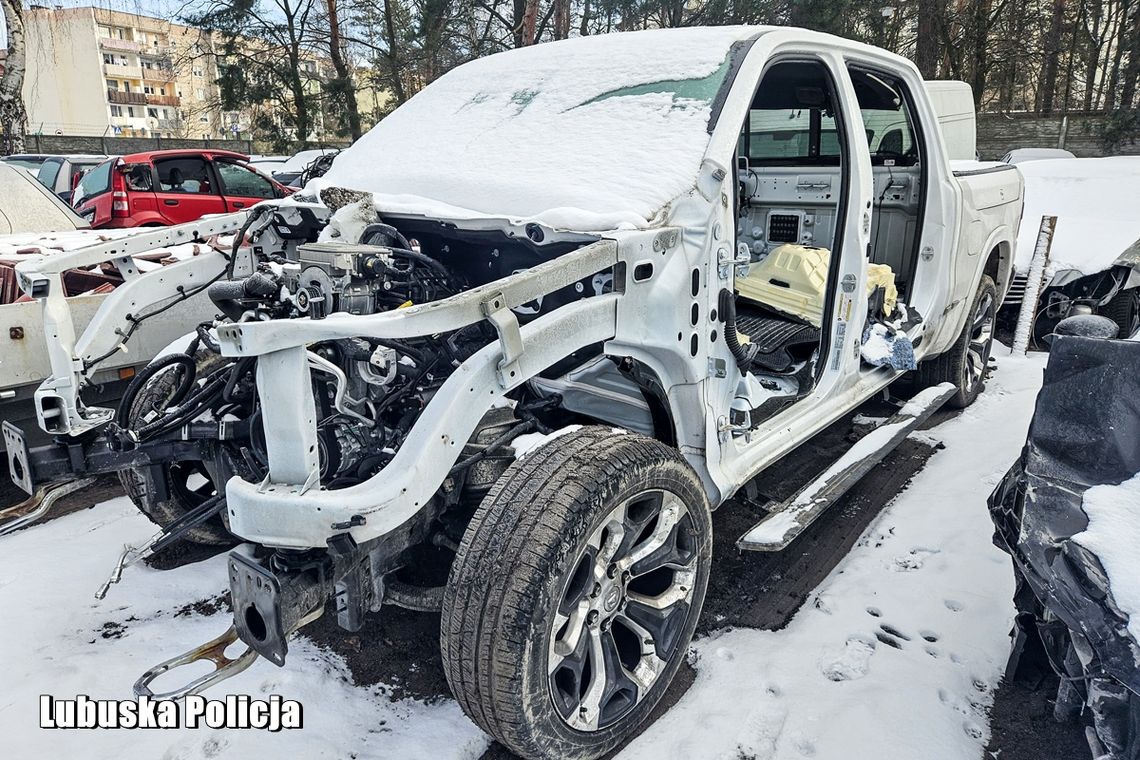 Rozbierali kradzione auta do ostatniej śrubki. Nalot na dziuplę samochodową