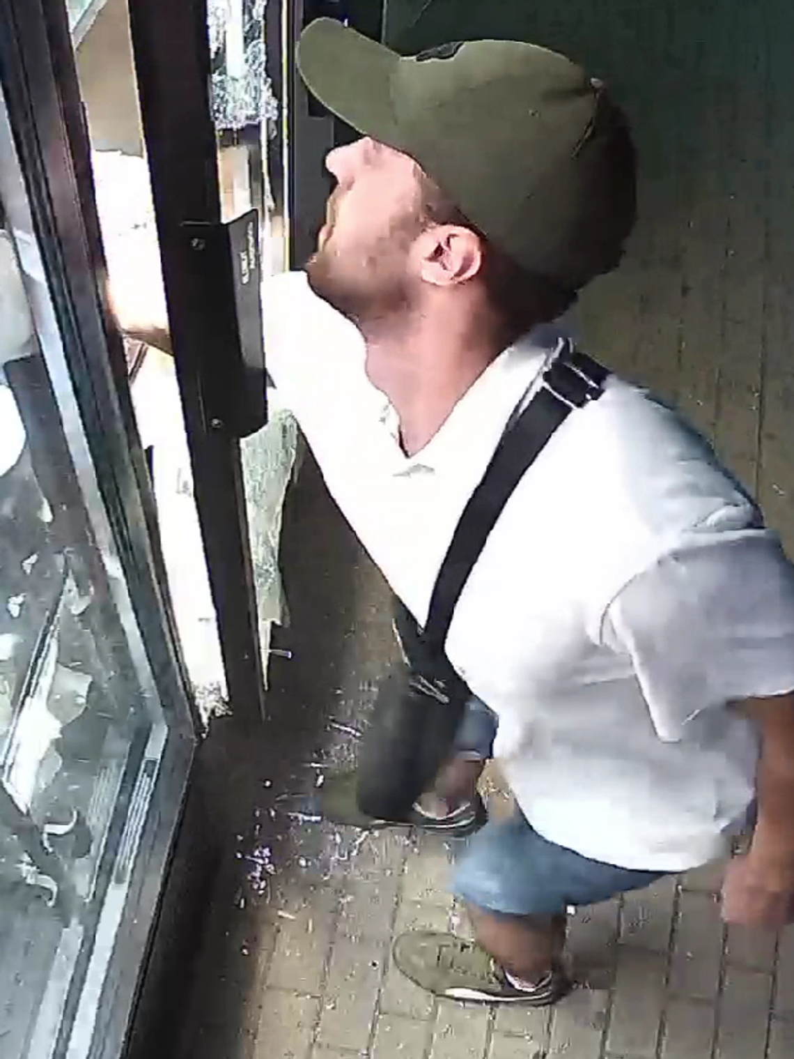 Rozbija szyby kwiatomatów i zabiera bukiety. Policja szuka mężczyzny ze zdjęć Rozbija szyby kwiatomatów i zabiera bukiety. Policja szuka mężczyzny ze zdjęć