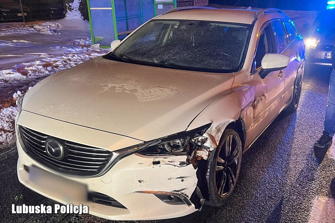 Rozbił auto na autostradzie, ale twardo jechał dalej. Mężczyzna był pijany i chciał dotrzeć do Norwegii Rozbił auto na autostradzie, ale twardo jechał dalej. Mężczyzna był pijany i chciał dotrzeć do Norwegii