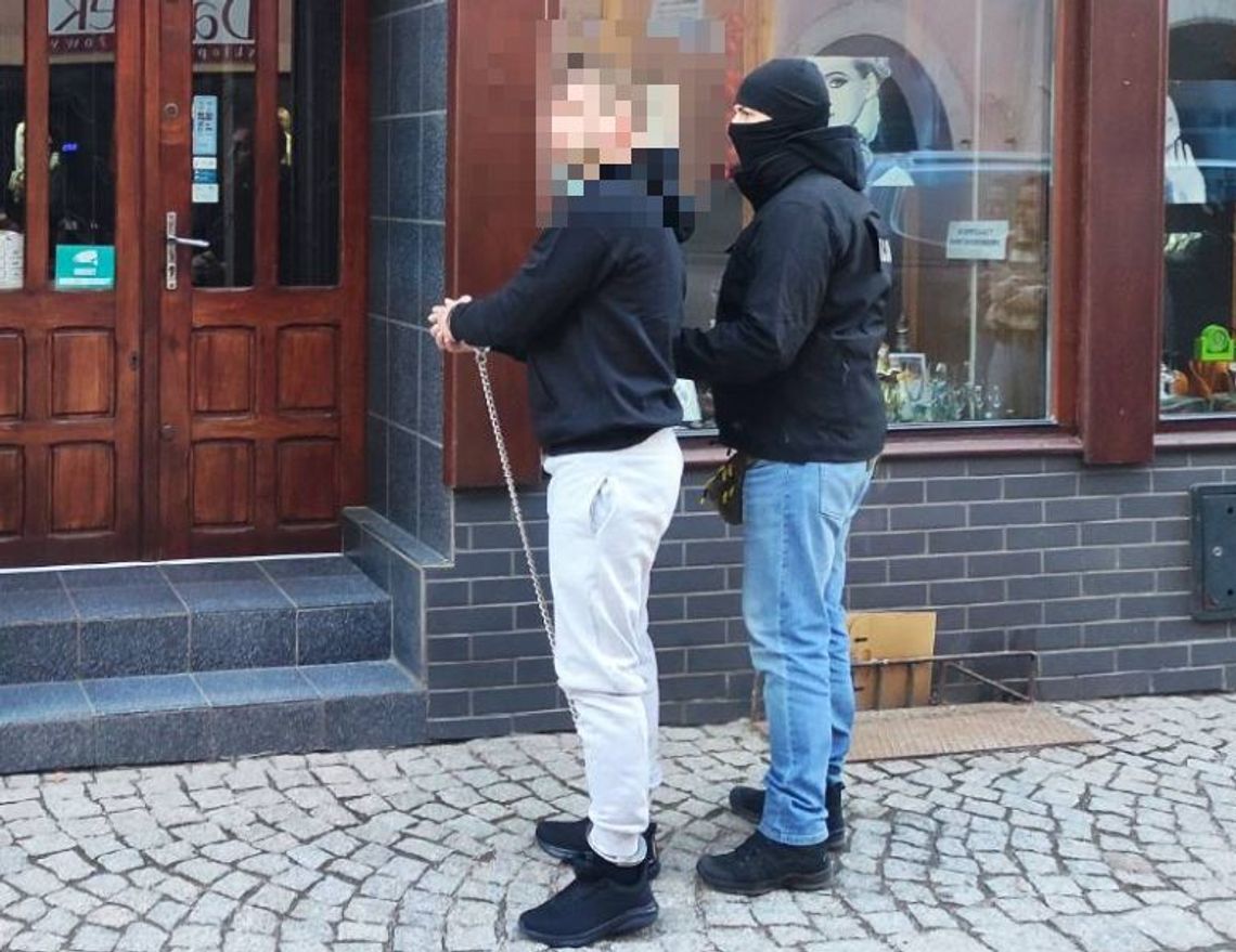 Rozbił gablotę młotkiem i ukradł złoto za 26 tysięcy złotych. Zuchwały włamywacz w rękach policji
