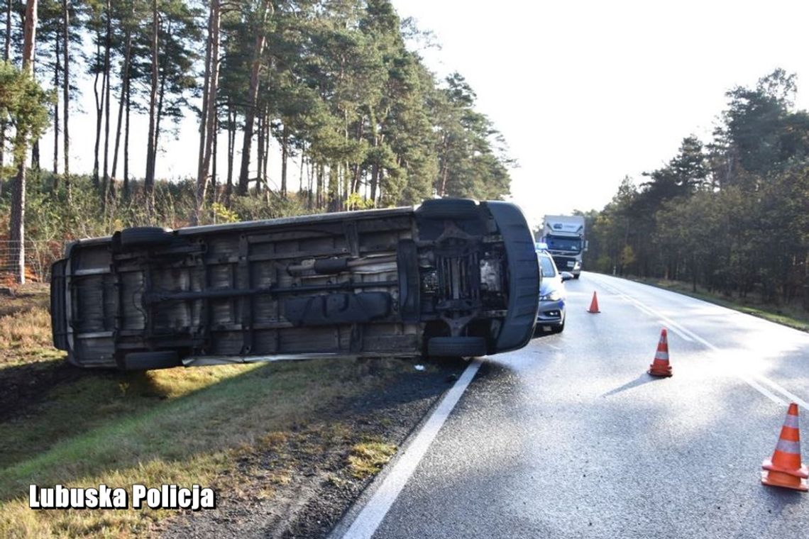 Rozbił mercedesa i uciekł. Okazało się, że jest naćpany a auto ukradł w Niemczech [ZDJĘCIA]