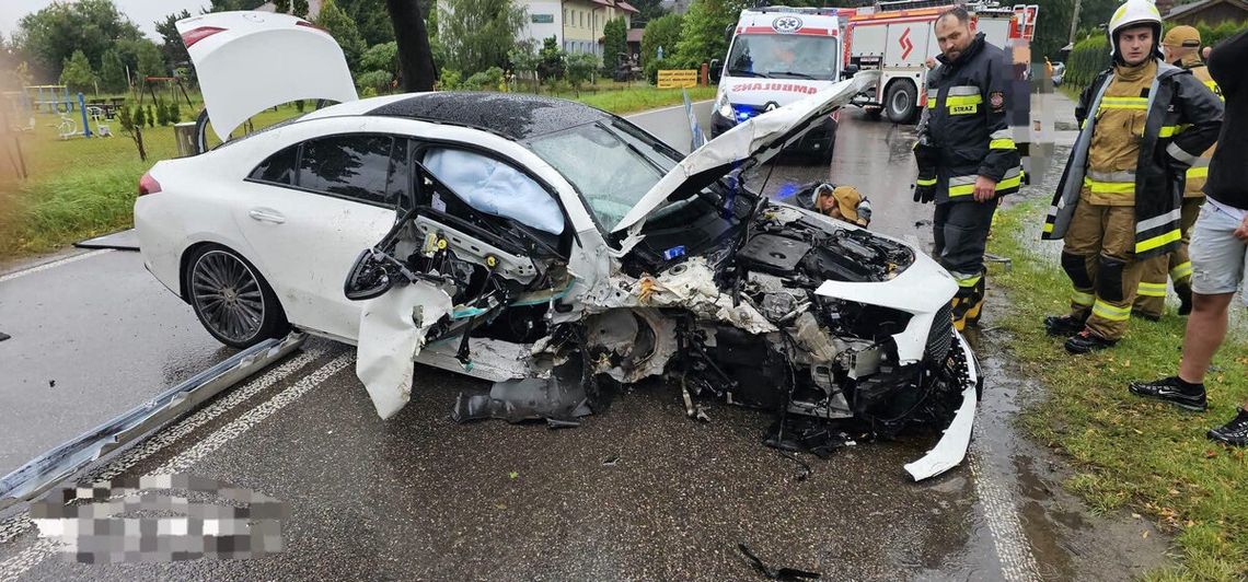 Rozbił Mercedesa na drzewie i próbował się ulotnić. Mężczyznę złapali świadkowie Rozbił Mercedesa na drzewie i próbował się ulotnić. Mężczyznę złapali świadkowie