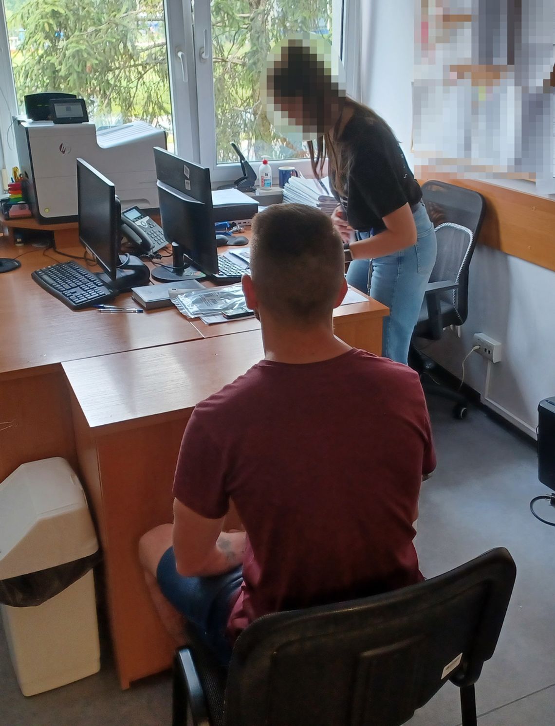 Rozbił siekierą witrynę sklepu, ukradł z niego pieniądze, a na koniec rozwalił kamerę konitoringu Rozbił siekierą witrynę sklepu, ukradł z niego pieniądze, a na koniec rozwalił kamerę konitoringu