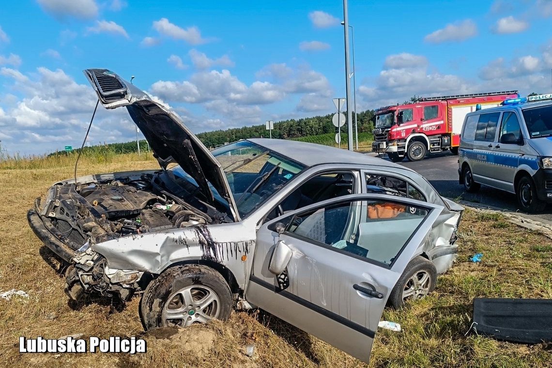 Rozbił skodę na latarni, porzucił auto i uciekł z miejsca wypadku. 32-latek zatrzymany przez policję Rozbił skodę na latarni, porzucił auto i uciekł z miejsca wypadku. 32-latek zatrzymany przez policję