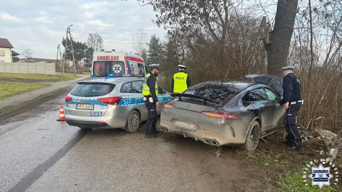 Rozbił sportowego mercedesa na drzewie. Próbował uciekać, gdy policja zmierzyła mu prędkość w zabudowanym