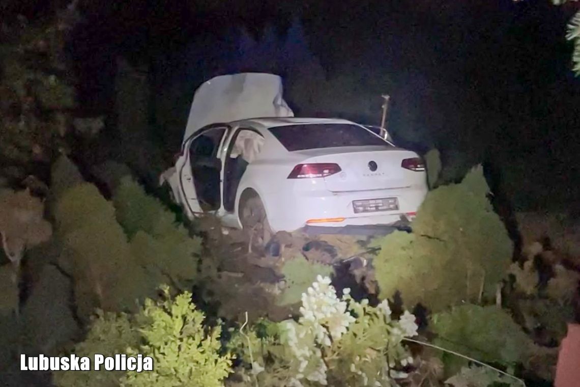 Rozbił Volkswagena na ogrodzeniu. Samochód sam powiadomił służby. Kierowca był pijany Rozbił Volkswagena na ogrodzeniu. Samochód sam powiadomił służby. Kierowca był pijany