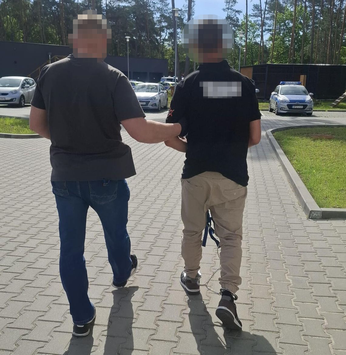 Rozbił witrynę u fotografa i szybę w autobusie. Bezdomny recydywista aresztowany na 3 miesiące