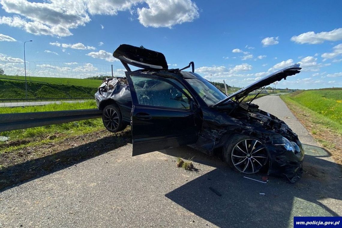 Rozbiła mercedesa na ekspresówce i uciekła. Młoda kierująca wydmuchała prawie 2 promile