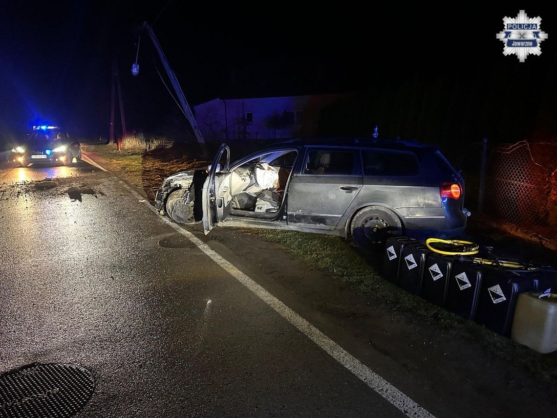 Rozbili auto na słupie i uciekali pieszo. Finał obławy na złodziei okradających budowy [WIDEO]