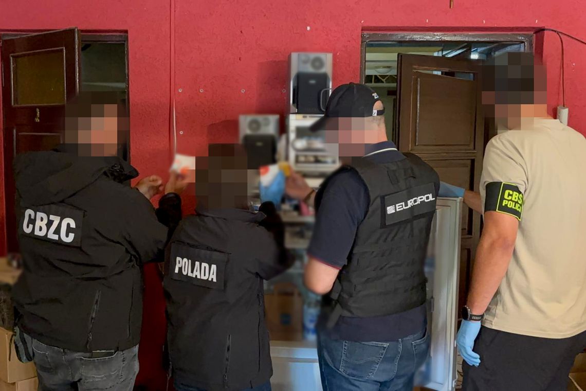 Rozbita zorganizowana grupa handlująca sterydami przez Internet. Osiem osób zatrzymanych Rozbita zorganizowana grupa handlująca sterydami przez Internet. Osiem osób zatrzymanych