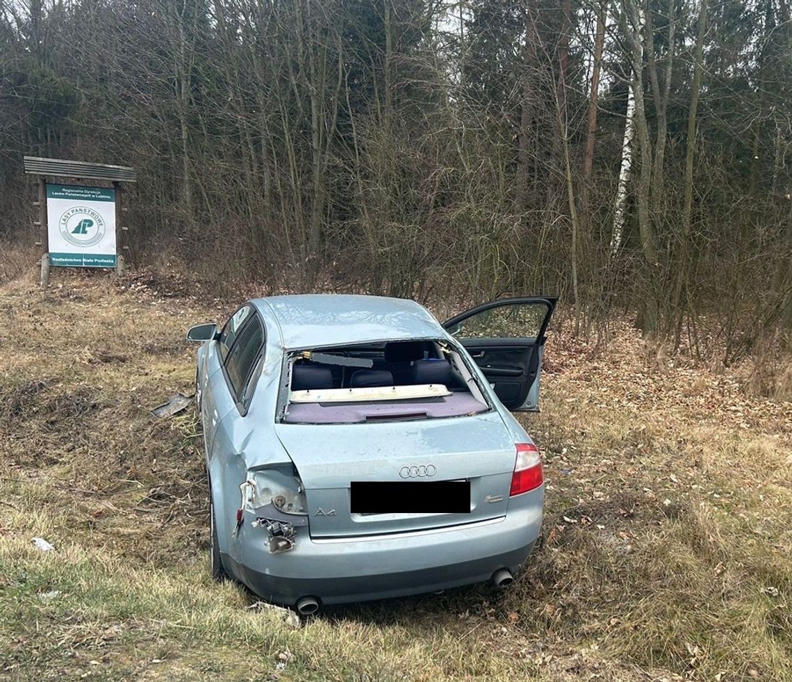 Rozbite audi w rowie, obok auta pijany mężczyzna. 28-latka zatrzymał policjant na wolnym