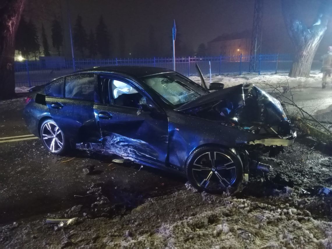 Rozbite BMW i ranny pasażer. 29-letni Ukrainiec miał 2 promile i zaprzeczał, że to on kierował