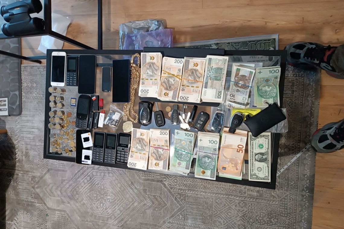 Rozbito tytoniową szajkę. Wprowadzili na rynek nielegalny towar wart 16 milionów złotych Rozbito tytoniową szajkę. Wprowadzili na rynek nielegalny towar wart 16 milionów złotych
