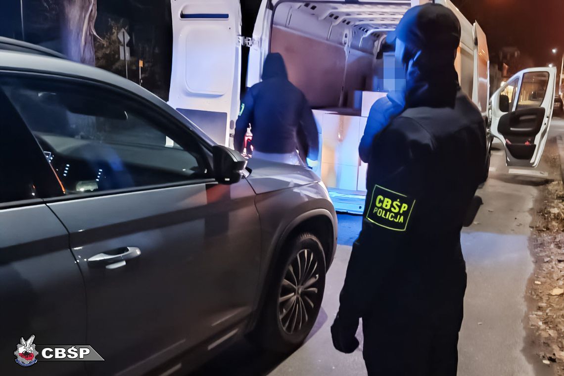 Rozbity gang producentów lewego spirytusu. Policjanci przejęli ponad 62 tysiące litrów alkoholu