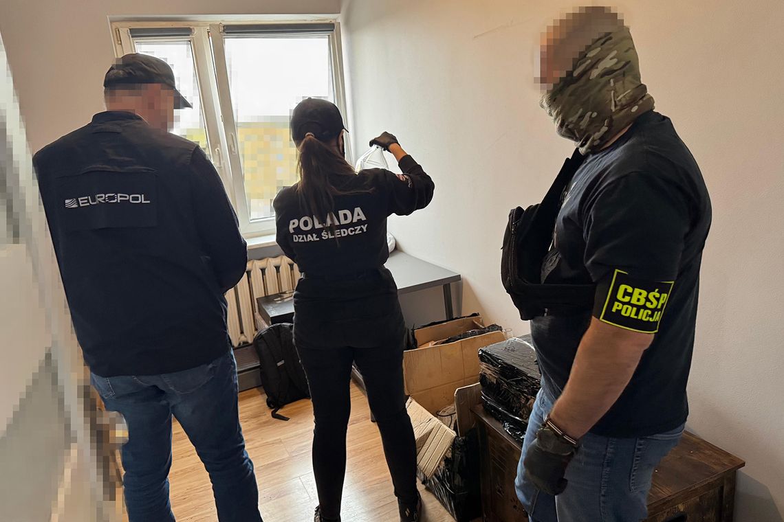 Rozbity gang producentów sterydów. Wśród zatrzymanych jest żołnierz zawodowy