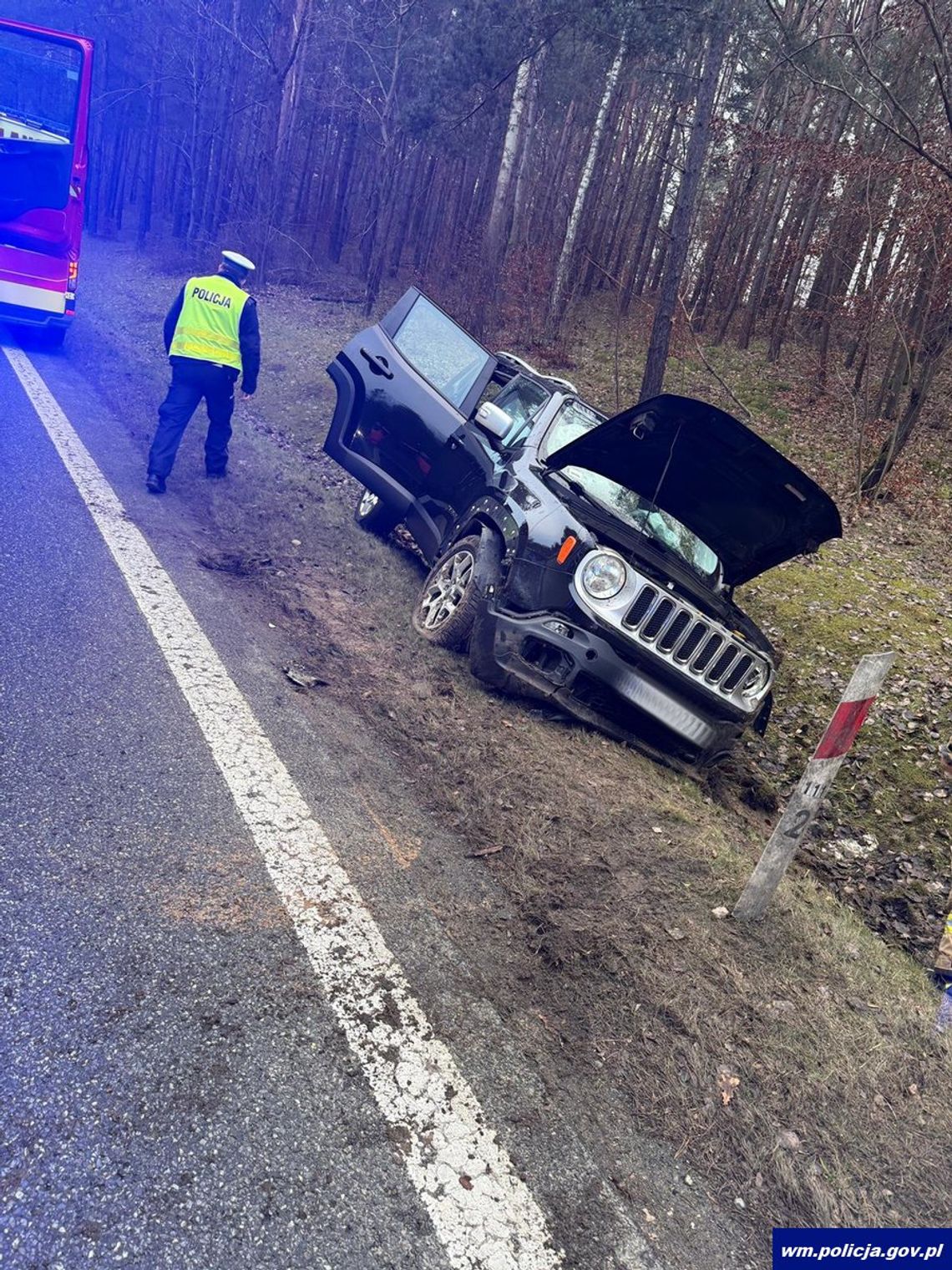 Rozbity jeep w rowie, a obok roztrzęsiona kobieta. Policjanci akurat tamtędy przejeżdżali i od razu ruszyli z pomocą Rozbity jeep w rowie, a obok roztrzęsiona kobieta. Policjanci akurat tamtędy przejeżdżali i od razu ruszyli z pomocą