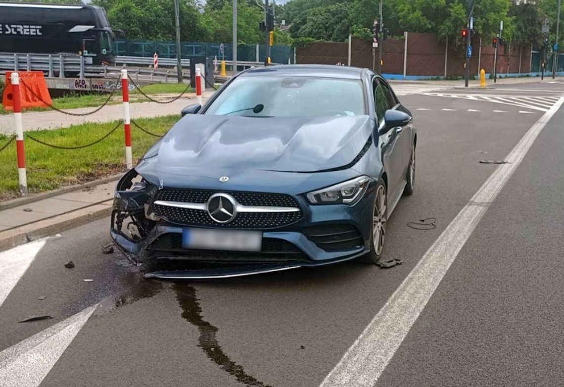 Rozbity mercedes, ciepły silnik i zagadkowy biały proszek na siedzeniu. Kierowca uciekł po kraksie Rozbity mercedes, ciepły silnik i zagadkowy biały proszek na siedzeniu. Kierowca uciekł po kraksie