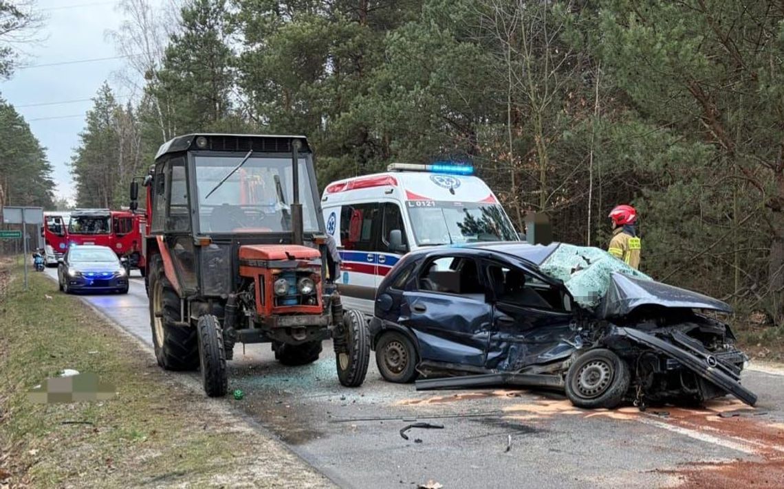Rozbity opel i ciągnik w rowie. Młody kierowca bez uprawnień doprowadził do groźnego wypadku