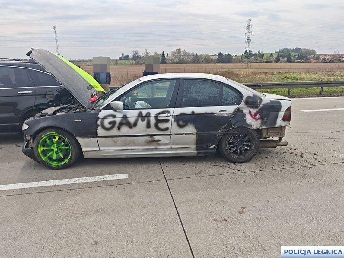 Rozbitym BMW uciekał przed policją. Spowodował 4 kolizję i próbował rozjechać funkcjonariuszy