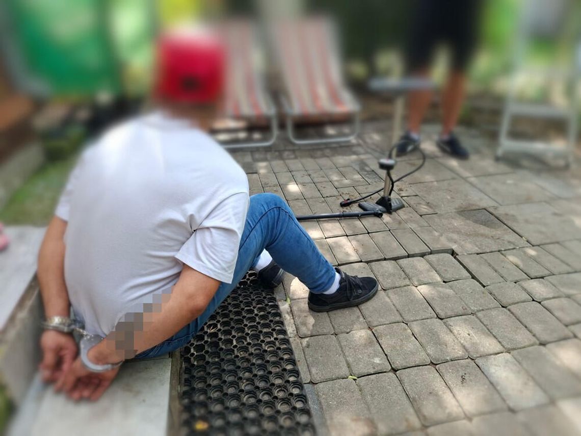 Rozebrał miejski chodnik i altanę. Skradzione materiały wykorzystał na swojej posesji Rozebrał miejski chodnik i altanę. Skradzione materiały wykorzystał na swojej posesji