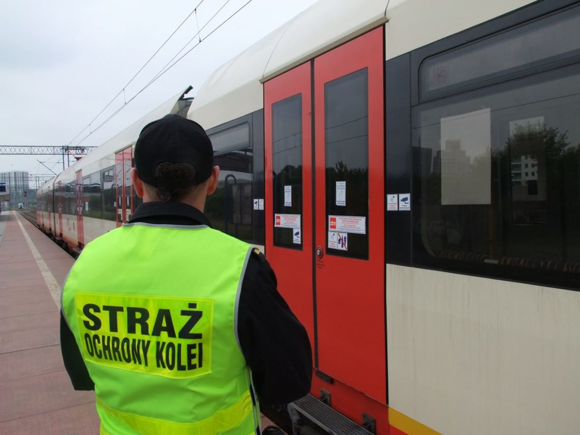 Rozebrał się do naga, biegał po pociągu i zaczepiał innych podróżnych