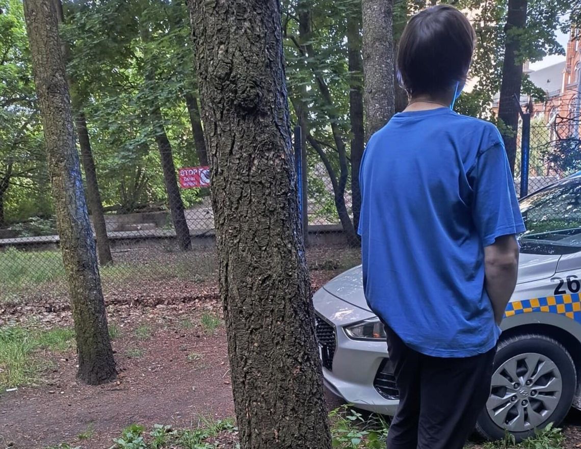 Rozebrał się i zaczepiał przechodniów. Na widok strażników odrzucił strzykawkę i założył spodnie