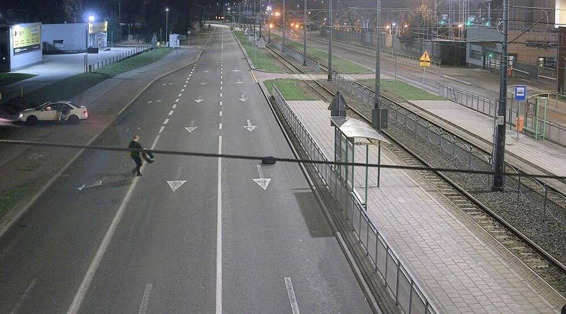Rozkładał opony na drodze i odjeżdżał. Po publikacji zdjęć mężczyzna sam się zgłosił