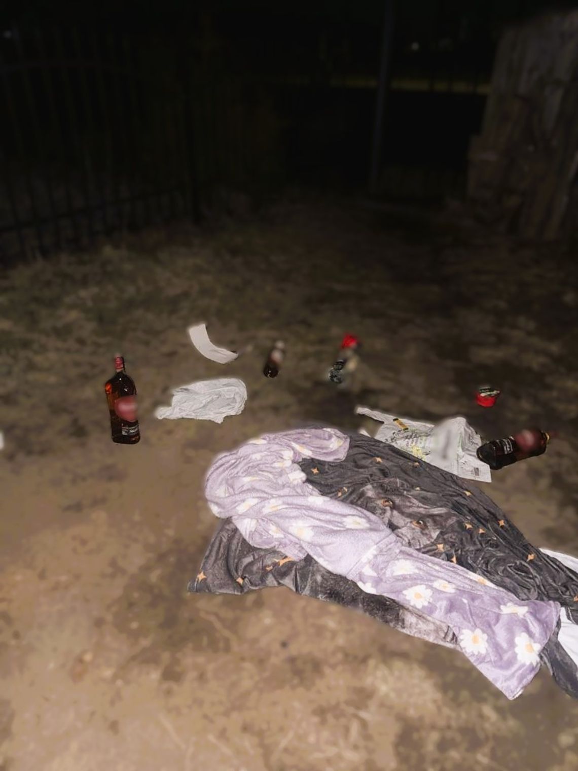 Rozłożył się z flaszkami na kocu i zadzwonił na służby. Twierdził, że został uprowadzony