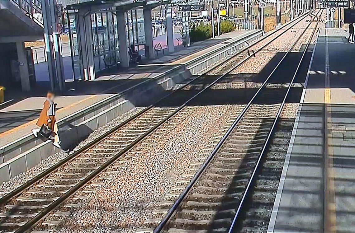 Rozmawiała przez telefon i nie zauważyła końca peronu. Kobieta spadła na tory Rozmawiała przez telefon i nie zauważyła końca peronu. Kobieta spadła na tory