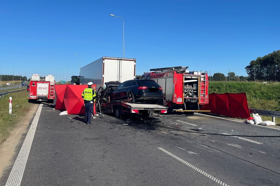 Rozpędzona autolaweta wjechała w tył naczepy ciężarówki. 36-letni kierowca zginął na miejscu
