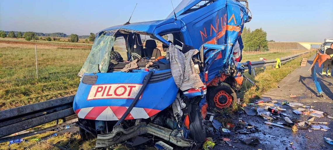 Rozpędzona ciężarówka wjechała w busa na autostradzie. Jedna osoba zginęła, druga jest ranna