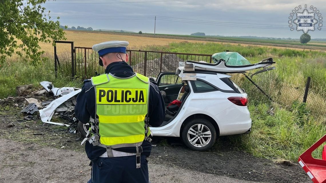 Rozpędzona osobówka wbiła się w betonowy przepust. Auto zmiażdżone, 26-latek zginął na miejscu Rozpędzona osobówka wbiła się w betonowy przepust. Auto zmiażdżone, 26-latek zginął na miejscu