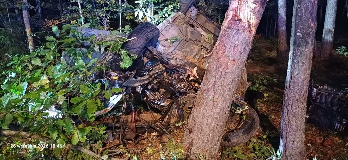 Rozpędzona osobówka wbiła się w drzewo. Jedna osoba zginęła, trzy zostały ranne Rozpędzona osobówka wbiła się w drzewo. Jedna osoba zginęła, trzy zostały ranne