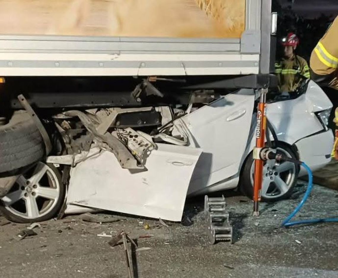 Rozpędzona Skoda wbiła się pod naczepę ciężarówki. 20-letni kierowca zginął na miejscu Rozpędzona Skoda wbiła się pod naczepę ciężarówki. 20-letni kierowca zginął na miejscu