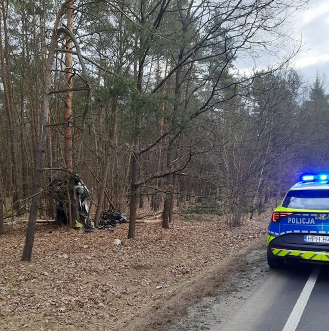 Rozpędzona Skoda wbiła się w drzewo. Pod wrakiem auta ratownicy znaleźli ciało młodego kierowcy Rozpędzona Skoda wbiła się w drzewo. Pod wrakiem auta ratownicy znaleźli ciało młodego kierowcy