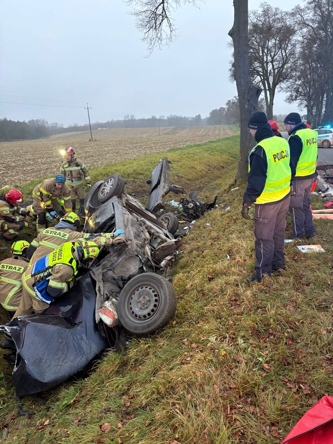 Rozpędzone audi wbiło się w drzewo. 20-latek zginął na miejscu, pasażerka jest ciężko ranna Rozpędzone audi wbiło się w drzewo. 20-latek zginął na miejscu, pasażerka jest ciężko ranna