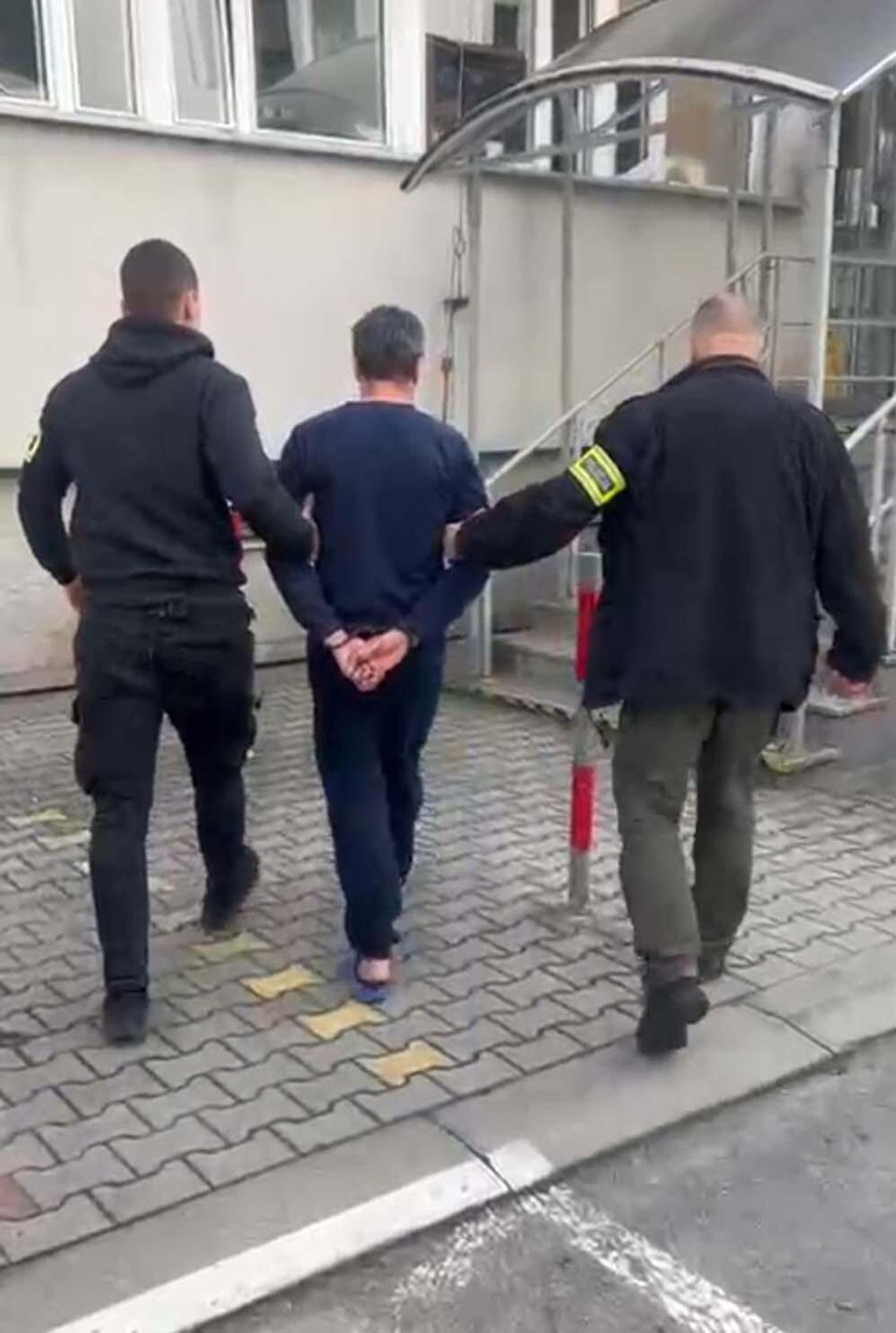 Rozpędzone Audi wjechało w kobietę na przejściu dla pieszych. Kierowca zostawił ją bez pomocy Rozpędzone Audi wjechało w kobietę na przejściu dla pieszych. Kierowca zostawił ją bez pomocy
